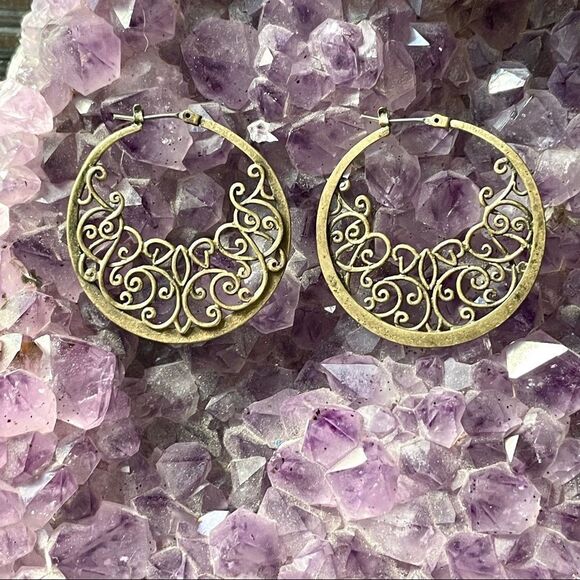 Brass colored hoops with design - Picture 9 of 9